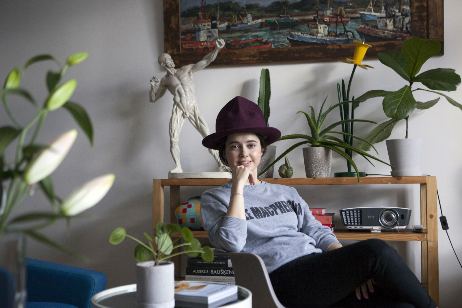 Agnese Kleina, giornalista visuale, editrice e caporedattrice di Benji Knewman, nel suo appartamento