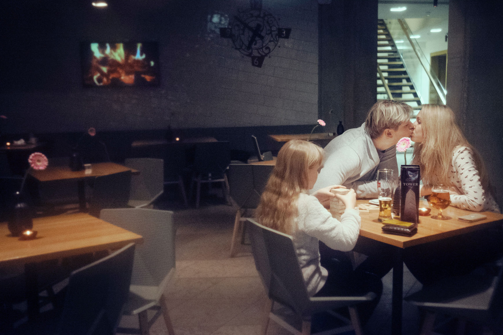 Rene y Bronislava en el café Univercity de Narva, Estonia.